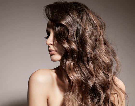 أفضل خلطات طبيعية لتلميع الشعر