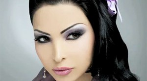 مكياج العيون العربية باللون الأسود والموف